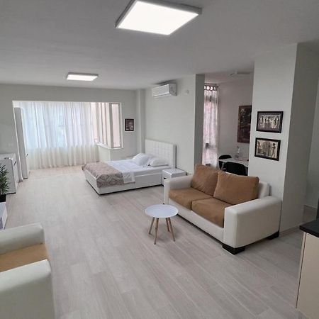 Home & Apartment In 티라나 외부 사진