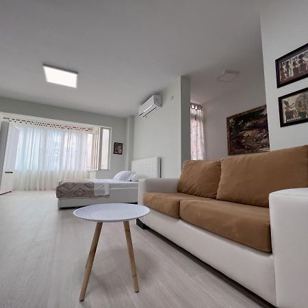 Home & Apartment In 티라나 외부 사진
