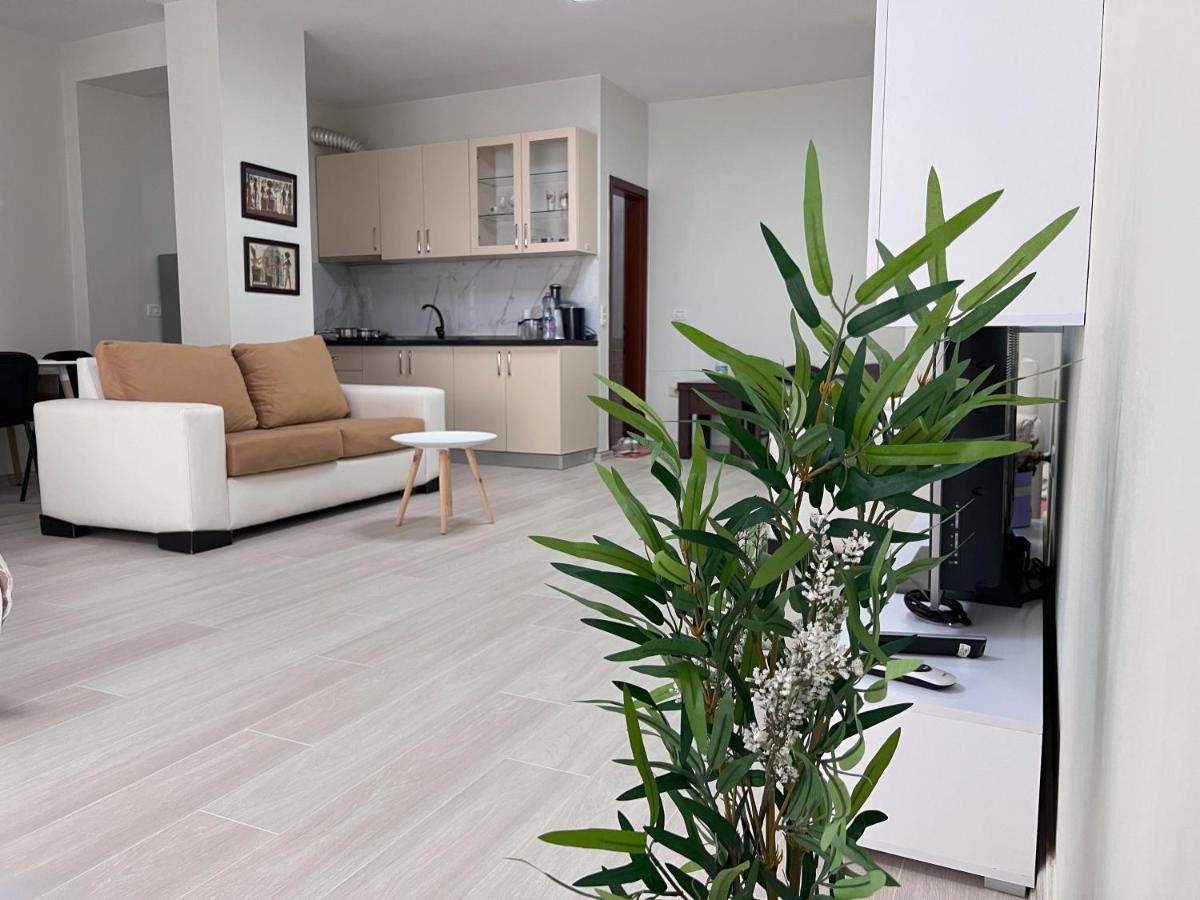 Home & Apartment In 티라나 외부 사진