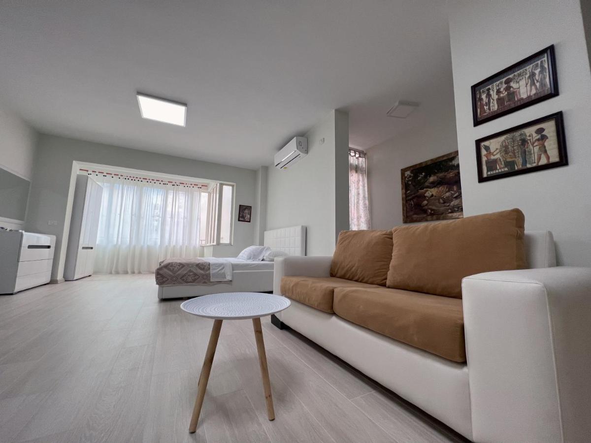 Home & Apartment In 티라나 외부 사진