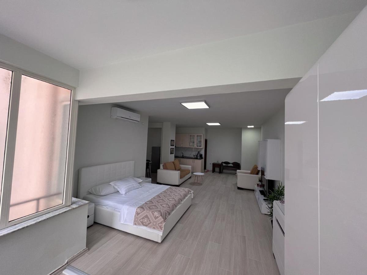 Home & Apartment In 티라나 외부 사진