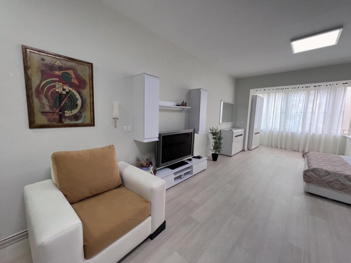 Home & Apartment In 티라나 외부 사진
